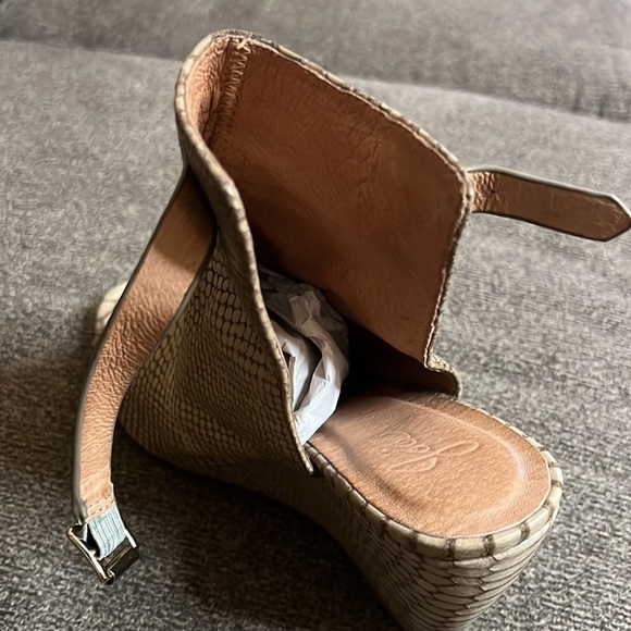 Joie Windsor Wedge Sandal
Snake-embossed leather textures Size 8.5 - Picture 13 of 15